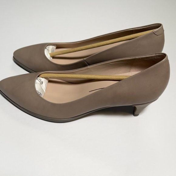 ECCO Women's Pump Size 10-10.5, 41EU. Beige Shape 45 Pointy Sleek New - Picture 3 of 12